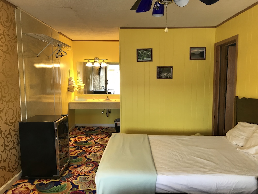 Standard Room, 1 Queen Bed photo 3