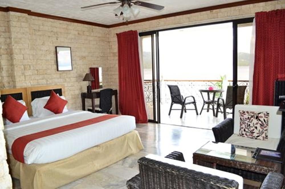 Double Room, 1 King Bed, Oceanfront photo 2