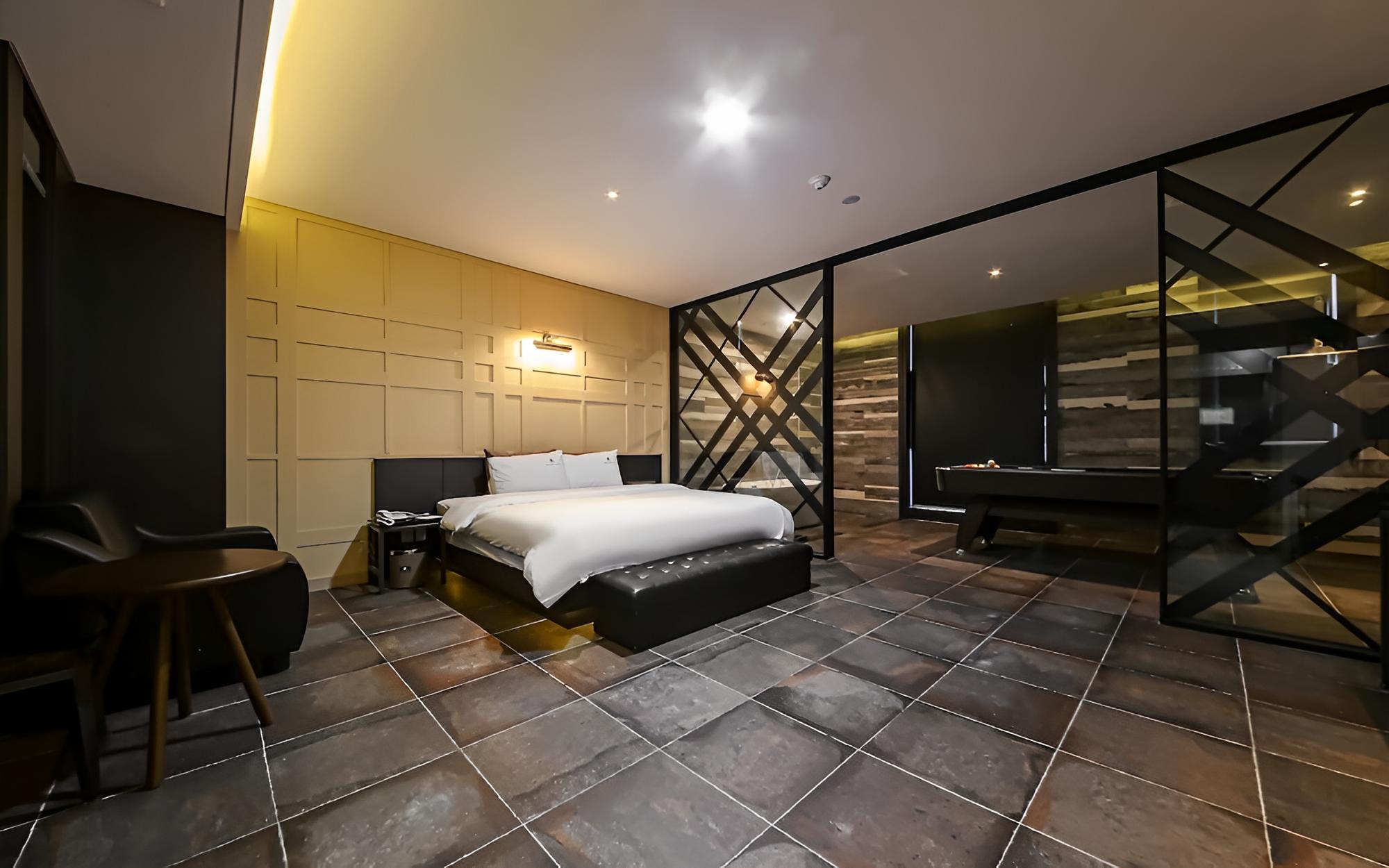 Room (1 room 1 parking suite (with pool tab) - Photo 2