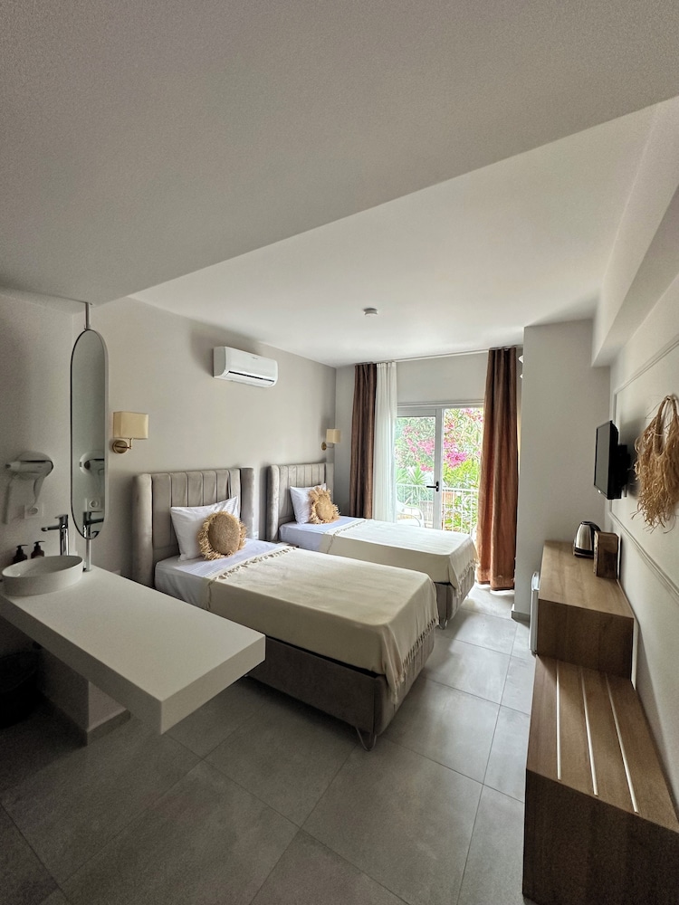 Superior Twin Room, Balcony, Garden View