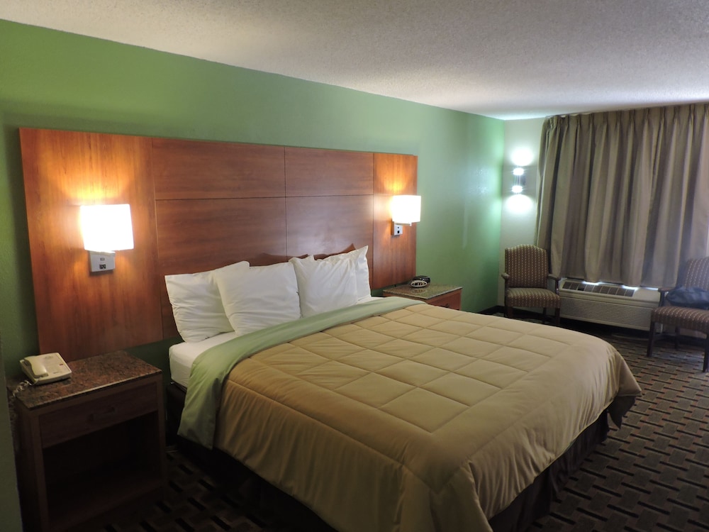 Standard Room, 1 King Bed, Non Smoking, Refrigerator & Microwave - Photo 4