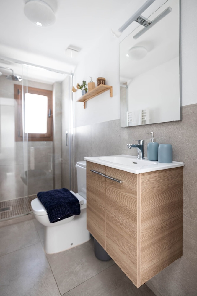 Deluxe Double Room, Ensuite (Room 101 & 201) - Photo 8