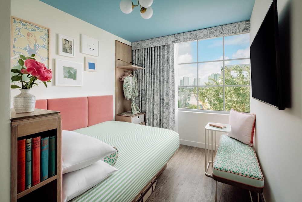 Room, 2 Queen Beds - Photo 4