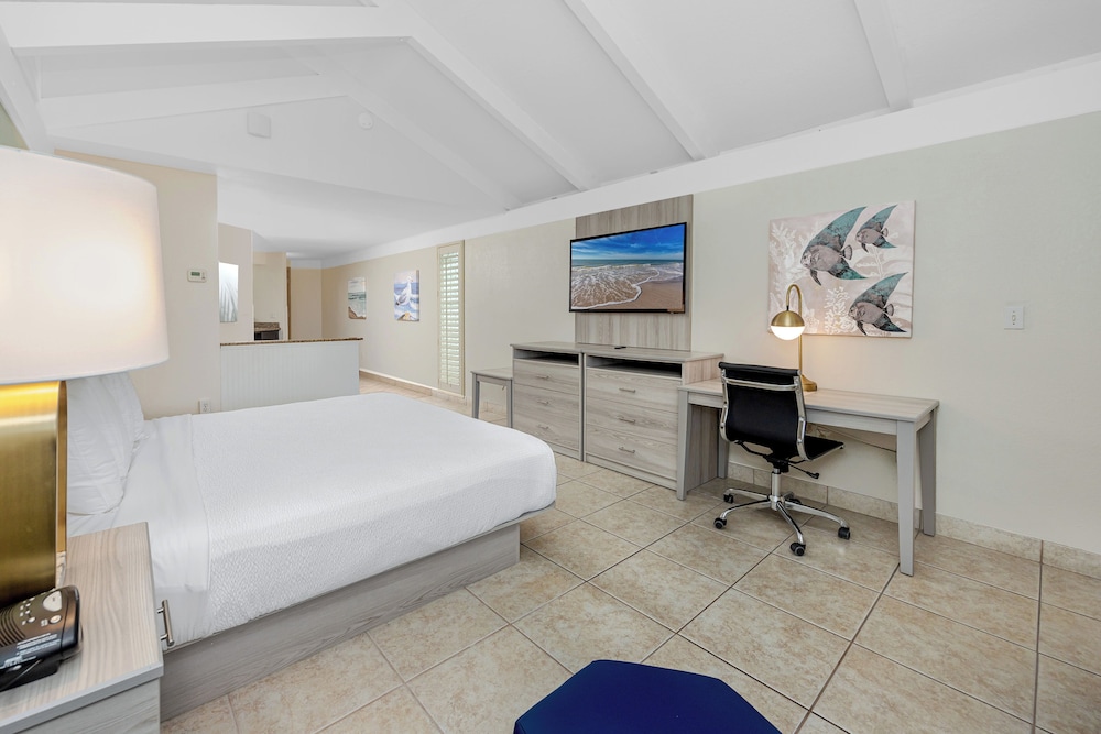 Suite, 1 King Bed, Non Smoking, Balcony - Photo 2