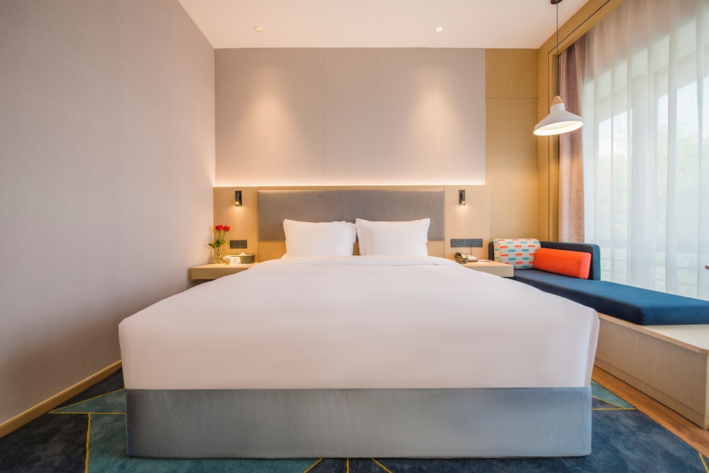 Standard Room, 1 King Bed, City View - Photo 4