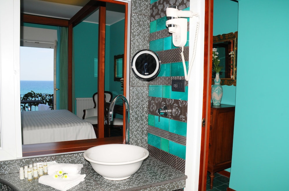 Deluxe Double Room, 1 King Bed, Balcony, Sea Facing - Photo 18