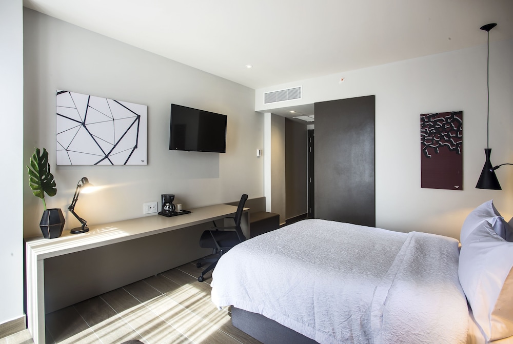 Room, 1 Queen Bed, Non Smoking, Refrigerator - Photo 6