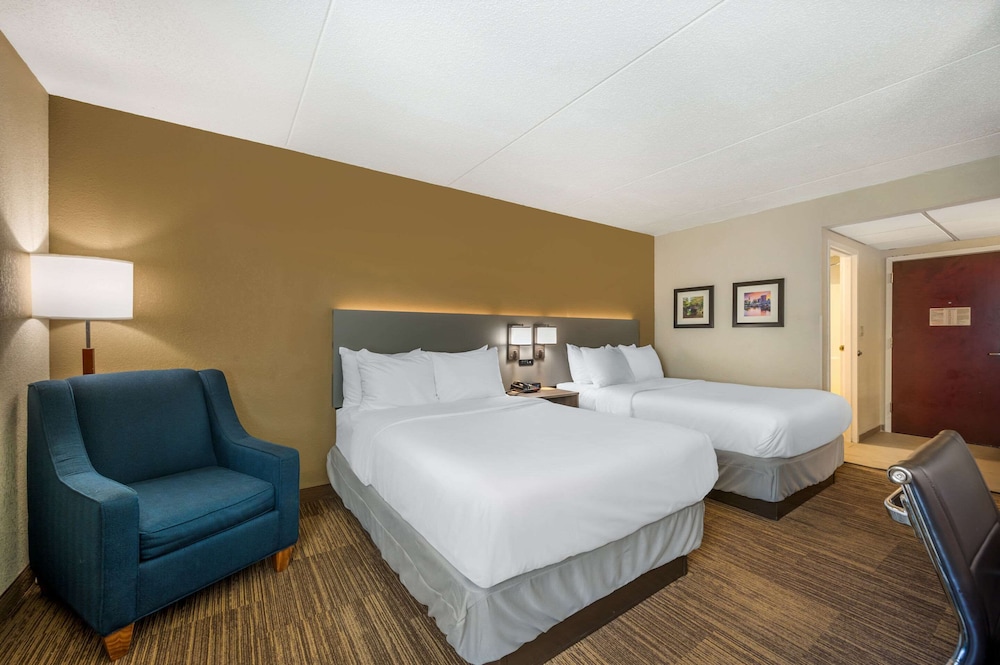 Standard Room, 2 Double Beds, Non Smoking - Photo 4