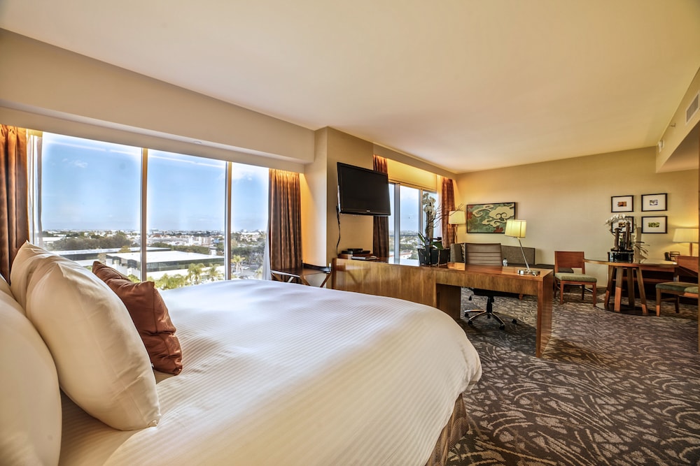 Suite, 1 King Bed - Photo 1
