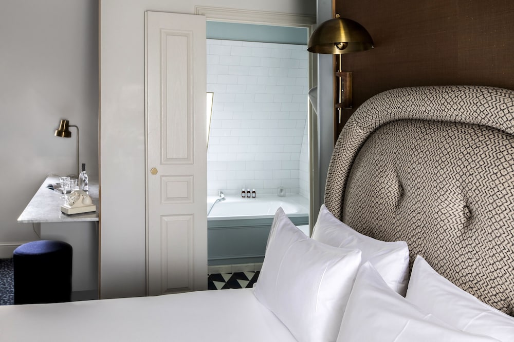 Room (Sous les Toits 3)