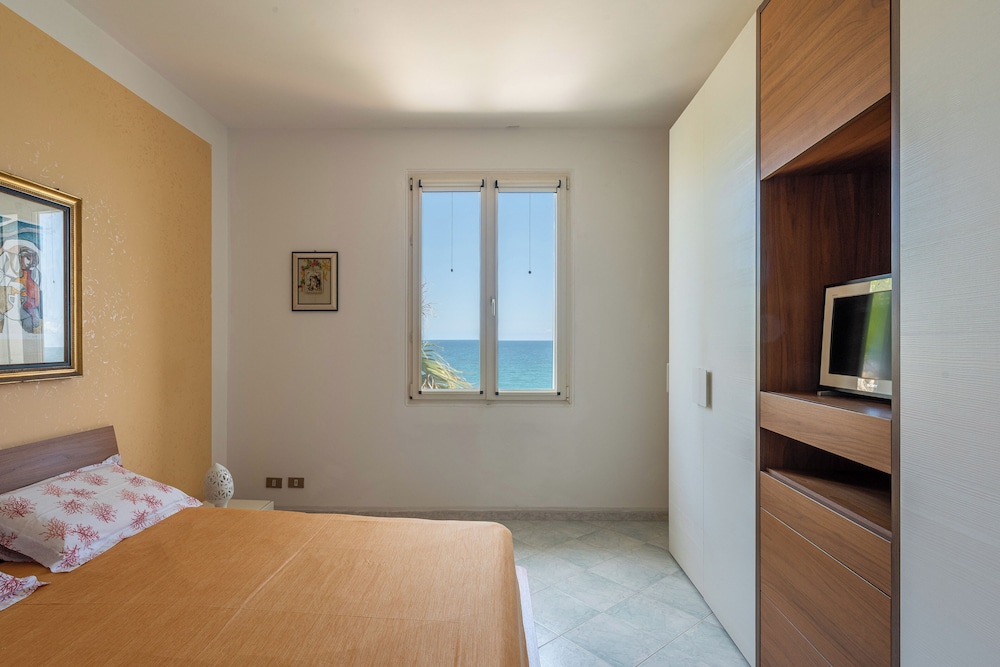 House, 4 Bedrooms, Sea View photo 1