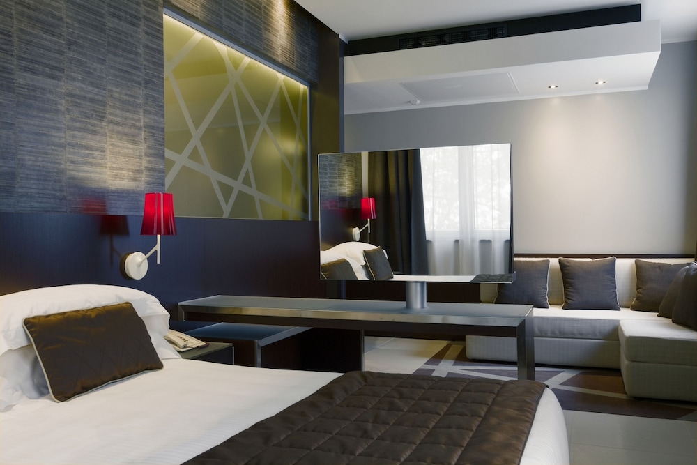 Junior Suite, 1 King Bed with Sofa bed photo 3
