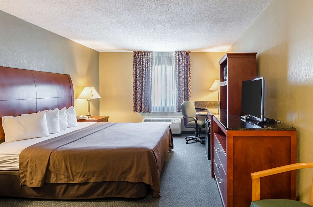 Standard Room, 1 King Bed, Non Smoking - Photo 1