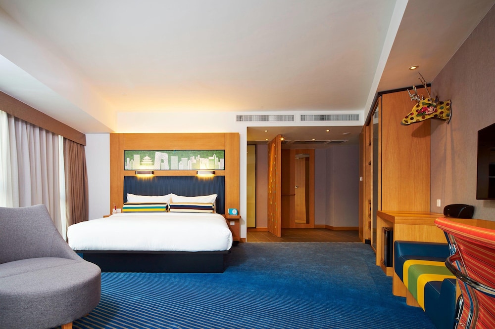 Suite, 1 King Bed, Lake View