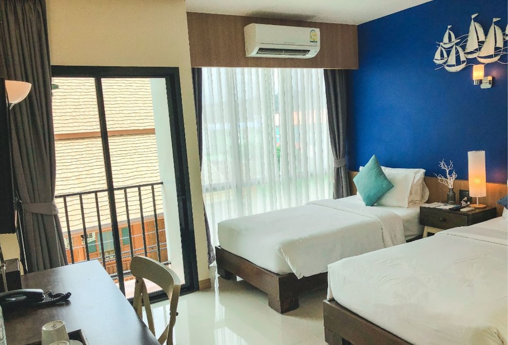 Standard Twin Room - Free Airport Shuttle photo 3