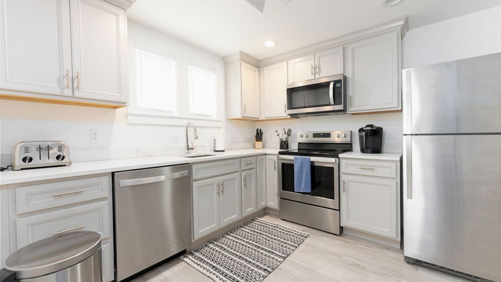 Luxury Condo, 1 Bedroom, Courtyard View (205), photo 6