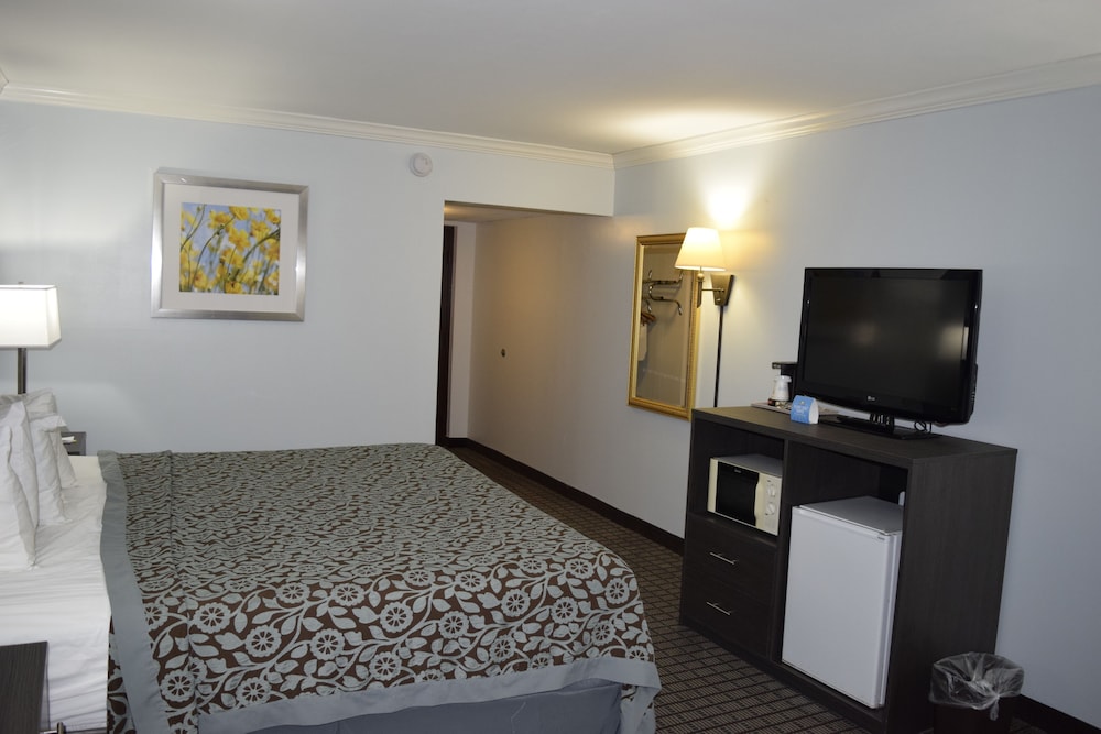 Standard Room, 2 Queen Beds, Non Smoking, Pool View photo 2