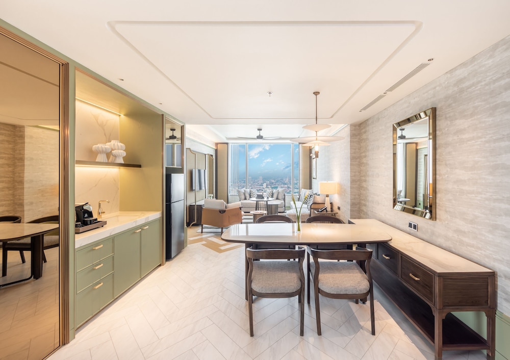 Premium Two Bedroom Suite with Lounge Access