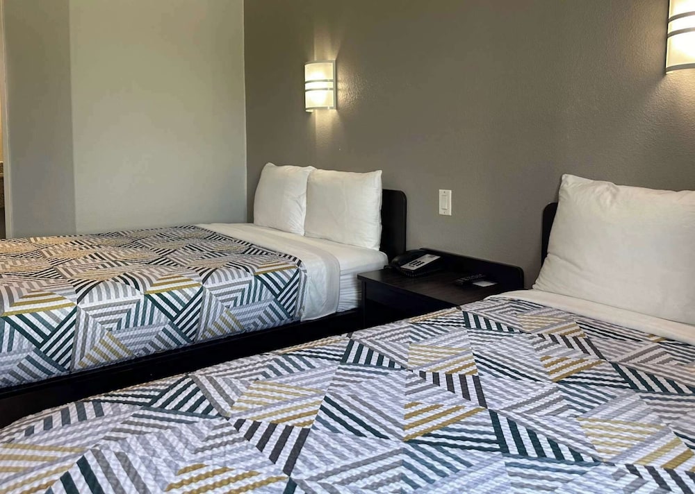 Deluxe Room, 2 Double Beds, Non Smoking, Refrigerator & Microwave photo 3