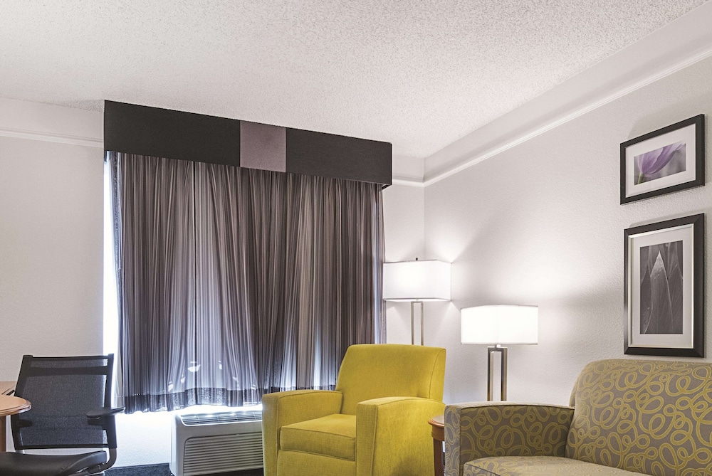 Suite, 1 King Bed, Non Smoking (One Bedroom) - Photo 4