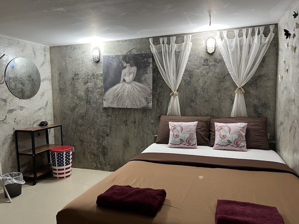 Deluxe Room, 1 Queen Bed - Photo 15