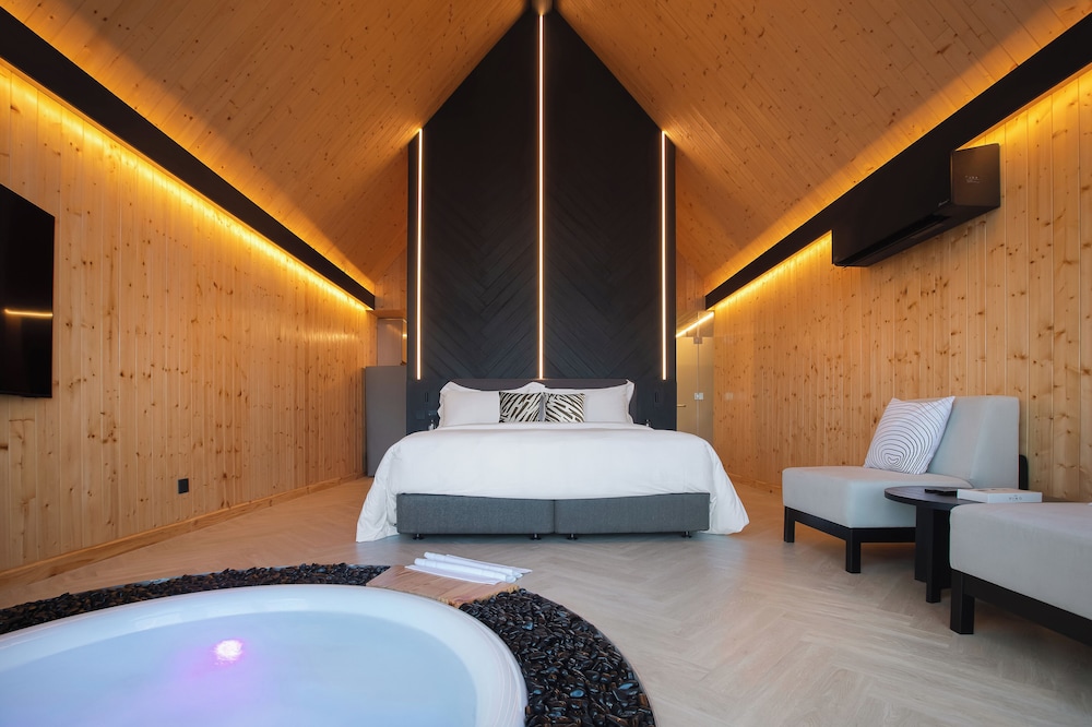 Honeymoon Suite - Photo 9