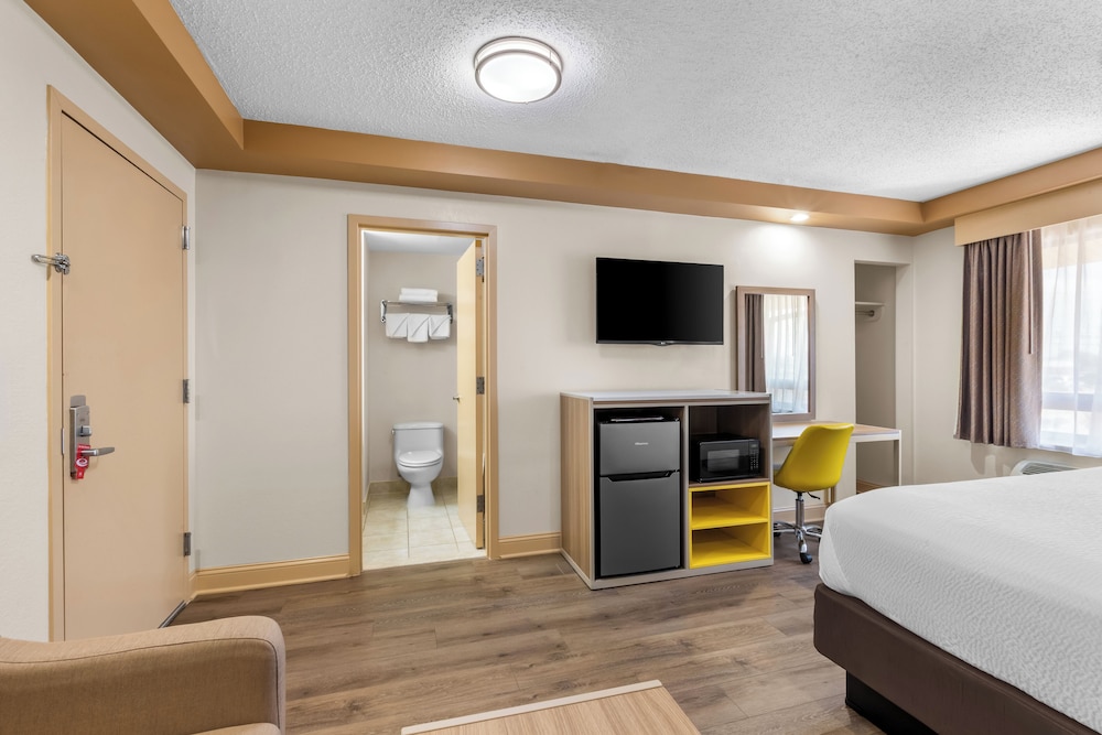 Standard Room, 1 King Bed, Non Smoking - Photo 9