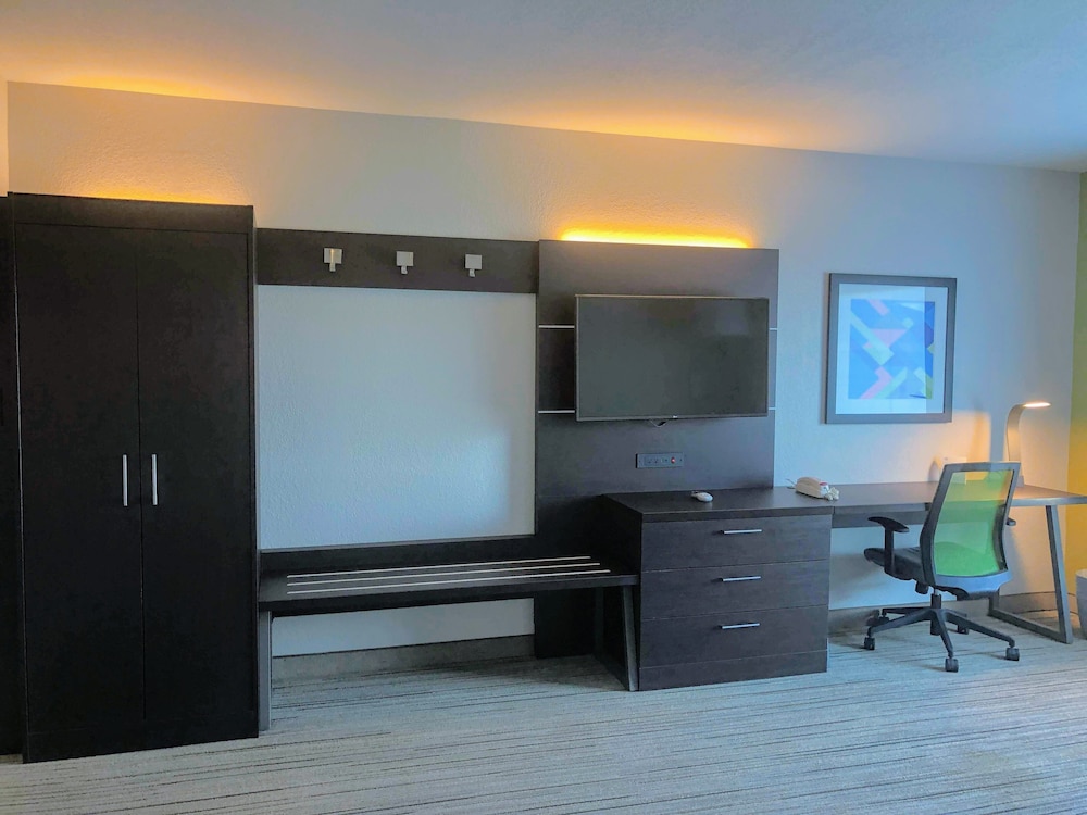 Standard Room, 1 King Bed, Accessible (Communications, Roll-In Shower) - Photo 1