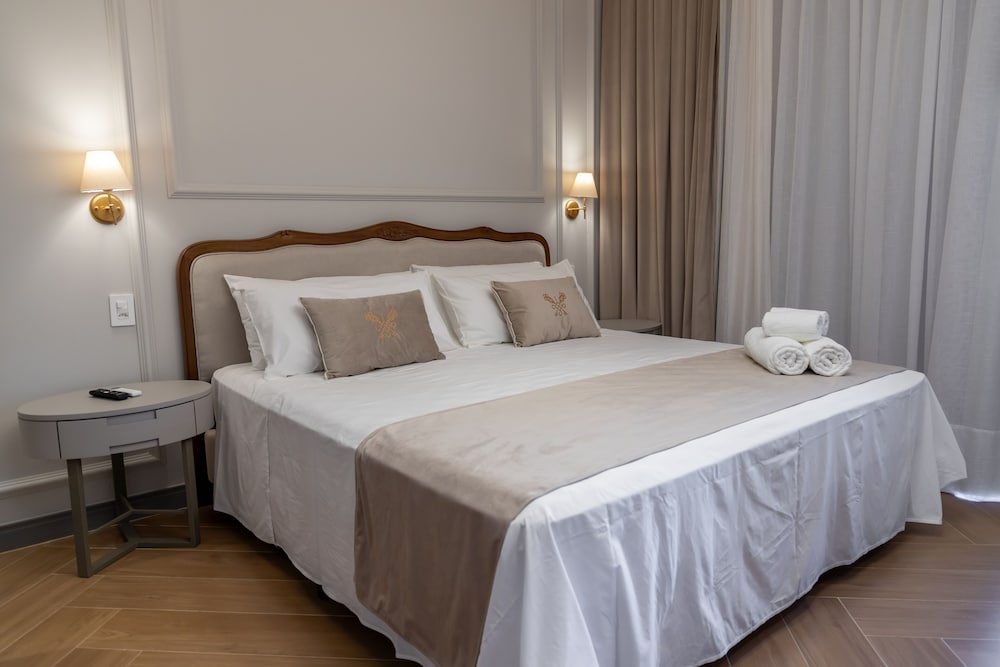 Deluxe Room, 1 King Bed photo 1