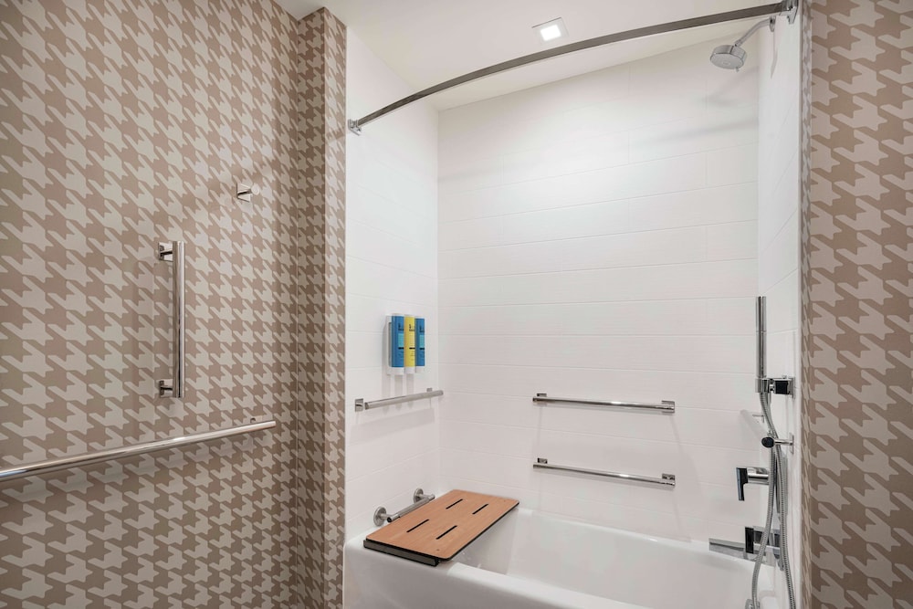 Studio, 1 King Bed, Accessible, Bathtub (Mobility & Hearing) - Photo 2