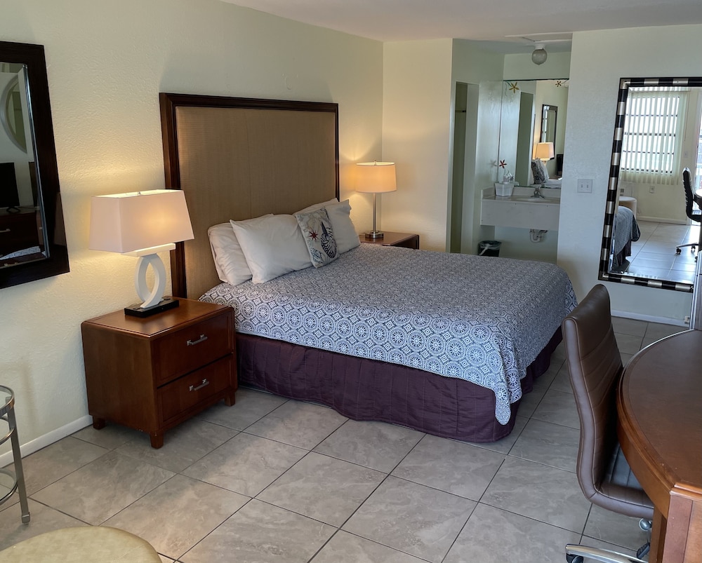 Standard Room, 1 King Bed, Partial Ocean View photo 1