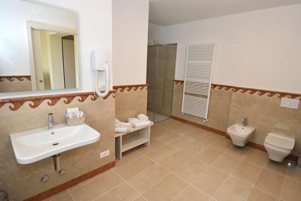 Panoramic Double or Twin Room, Lake View (Junior Suite - Iris), photo 6