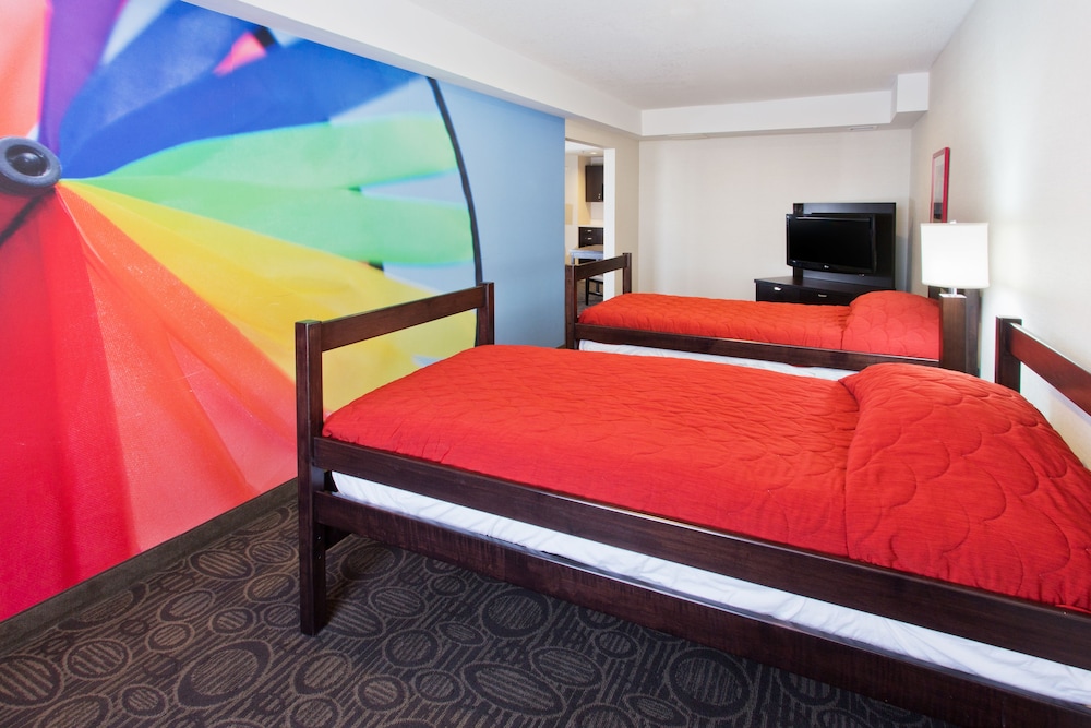Suite, Multiple Beds, Non Smoking - Photo 2