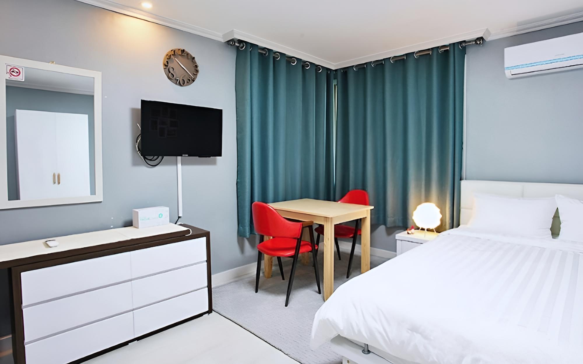 Room (Santa 3 (Unshared House))