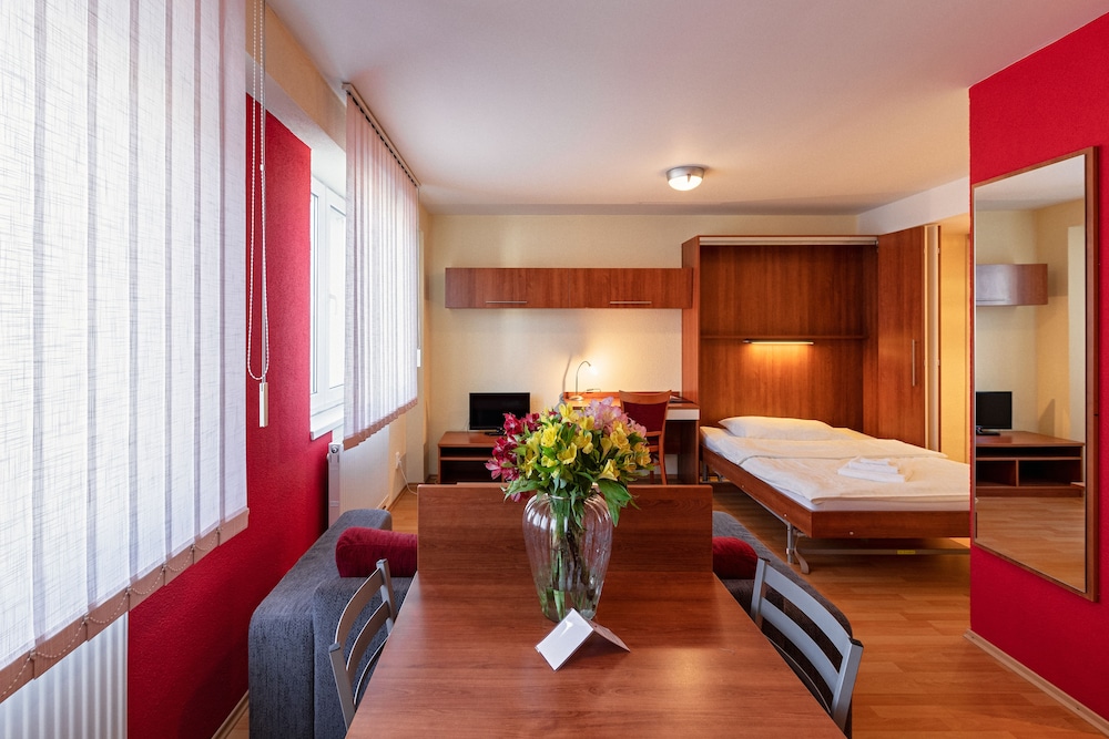 Economy Single Room, 1 Bedroom, Kitchenette, Courtyard View photo 2