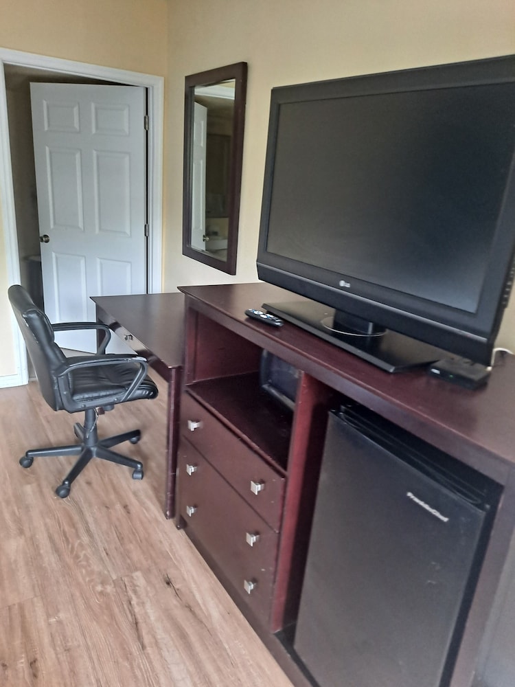Room, 2 Double Beds, Accessible, Non Smoking (Mobility/Hearing,Roll-In Shower) photo 2