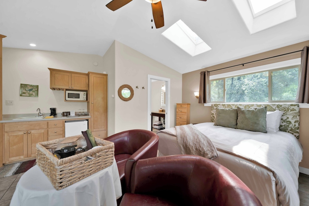 The Acorn Luxury Cabin, 1 Queen Bed, Jetted Tub (Pet Friendly) photo 2