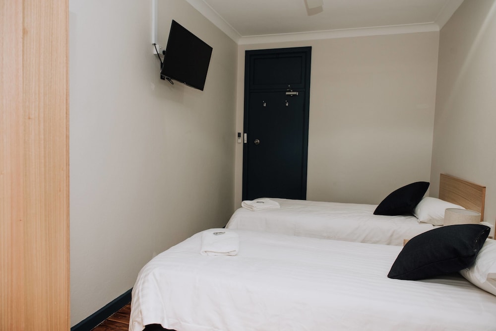 Twin Room with Shared Bathroom photo 2