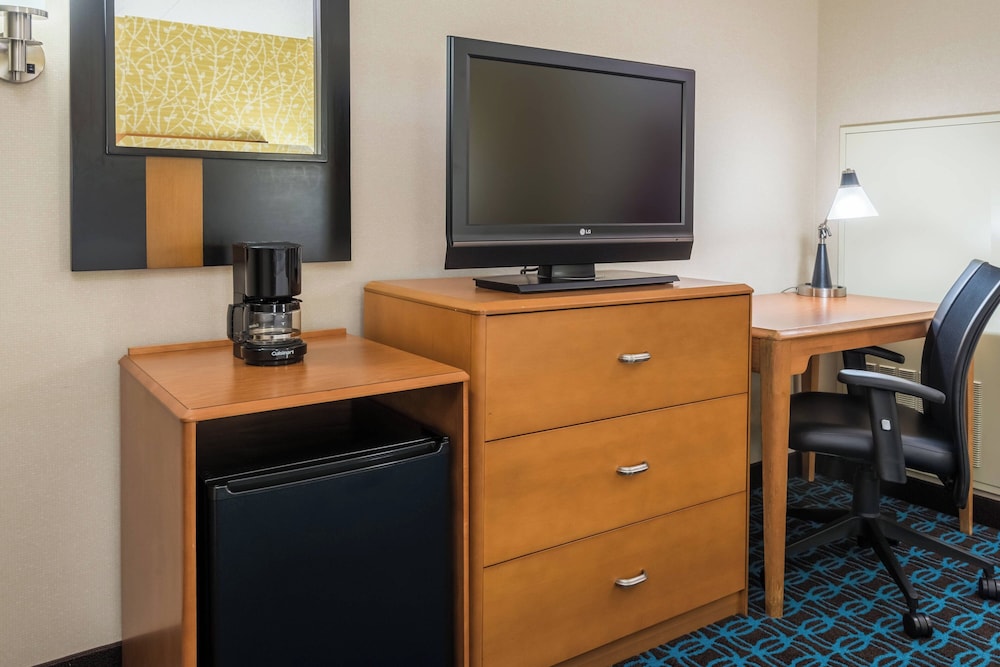 Room, 2 Queen Beds (Mobility/Hearing Access, Roll-In Shwr) photo 2