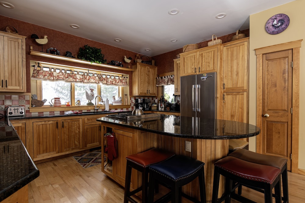 House, 6 Bedrooms photo 2
