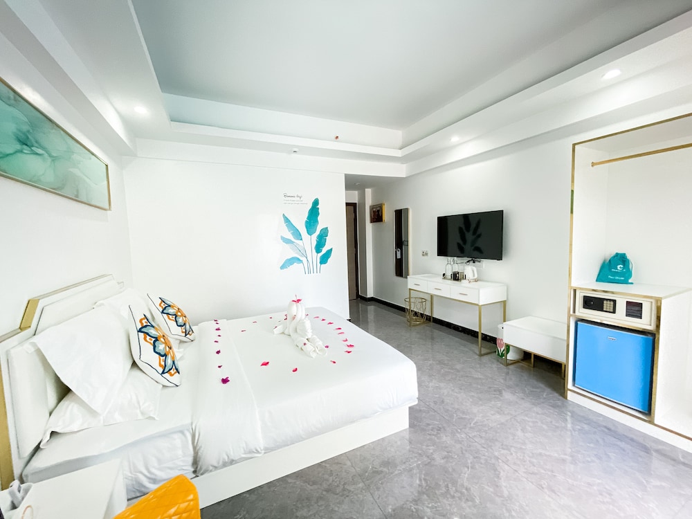 Deluxe Room, Pool Access - Photo 10