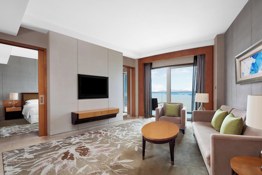 Deluxe Suite, 1 King Bed, Lake View - Photo 1