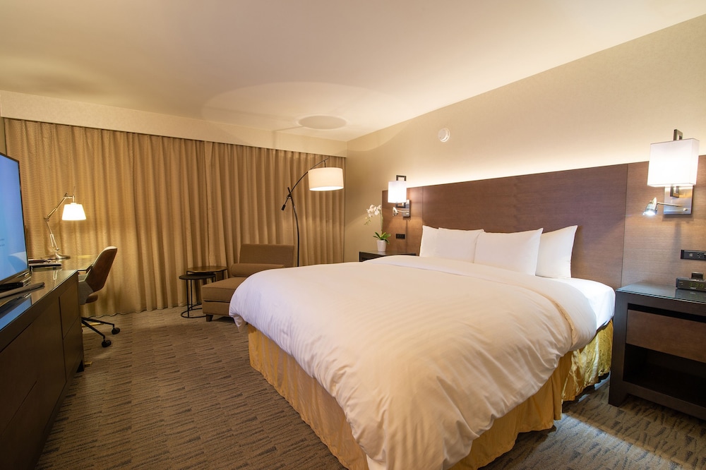 Premium Room, 1 King Bed (Premium Executive King) - Photo 4