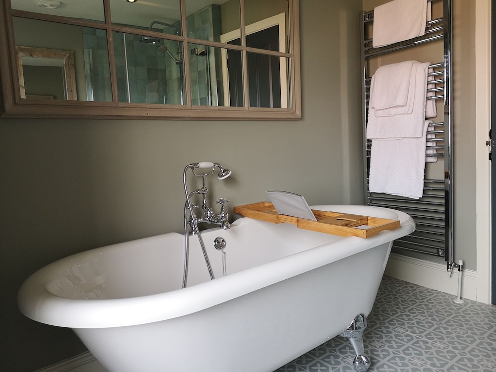 Deluxe Suite, Ensuite photo 3
