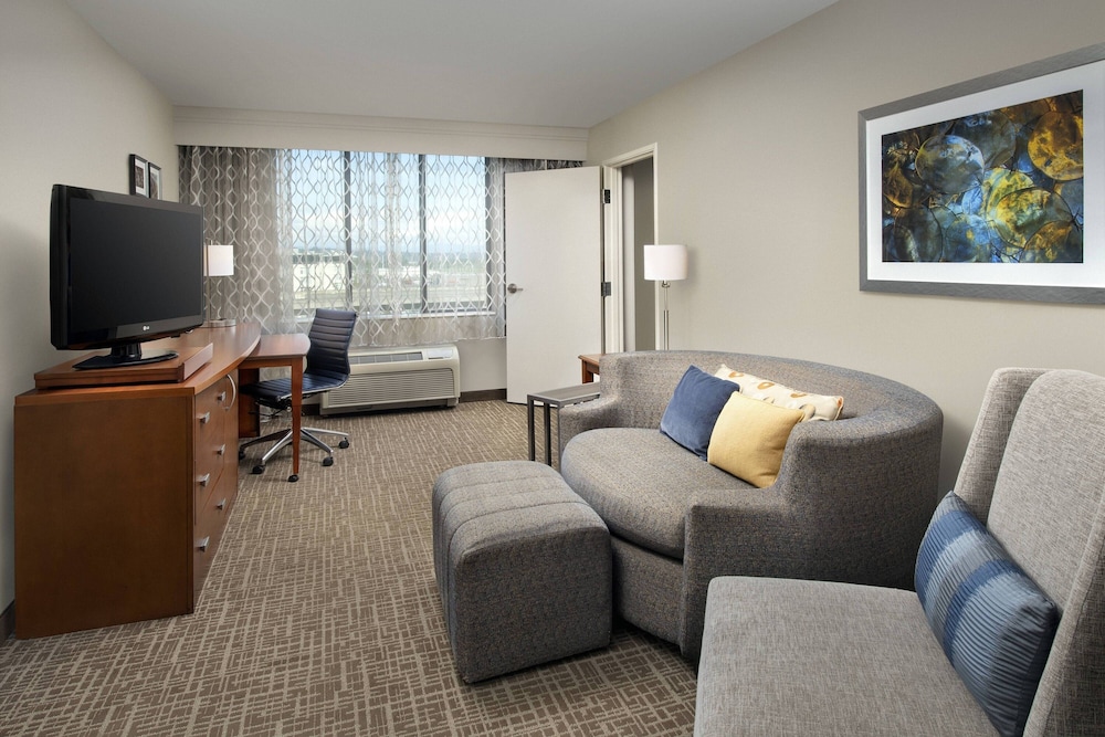 Suite, 1 Bedroom, Corner - Photo 4