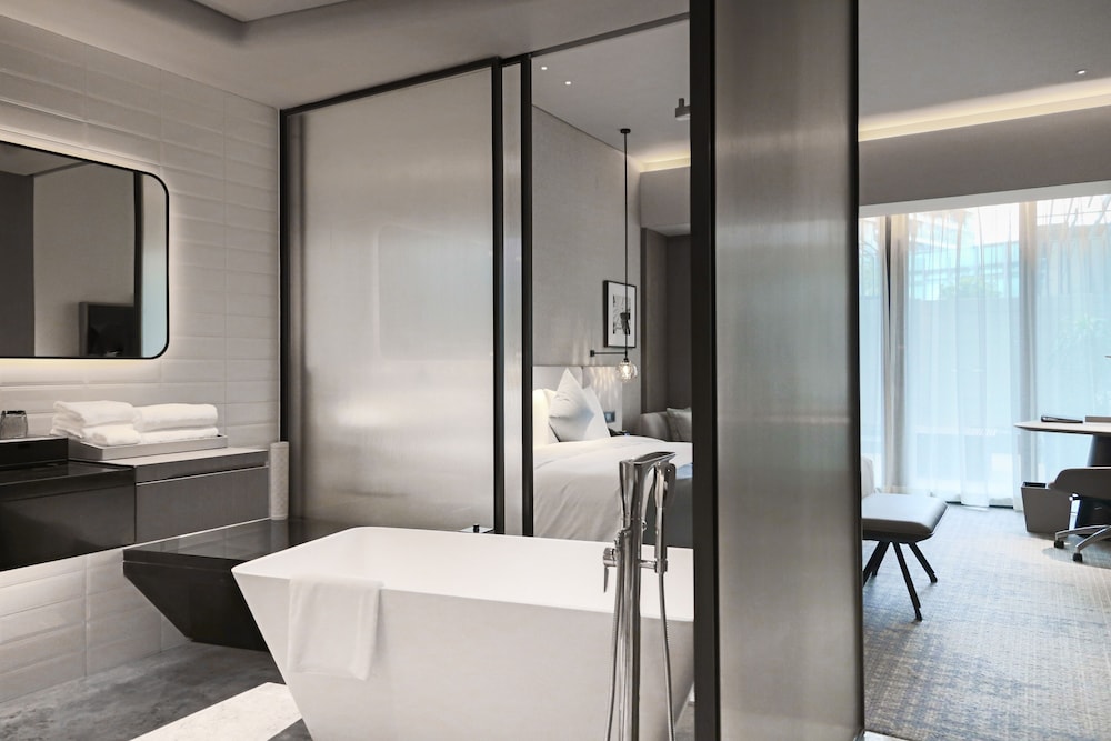 Standard Room, 1 King Bed, Club Lounge Access (Outdoor Garden) photo 2
