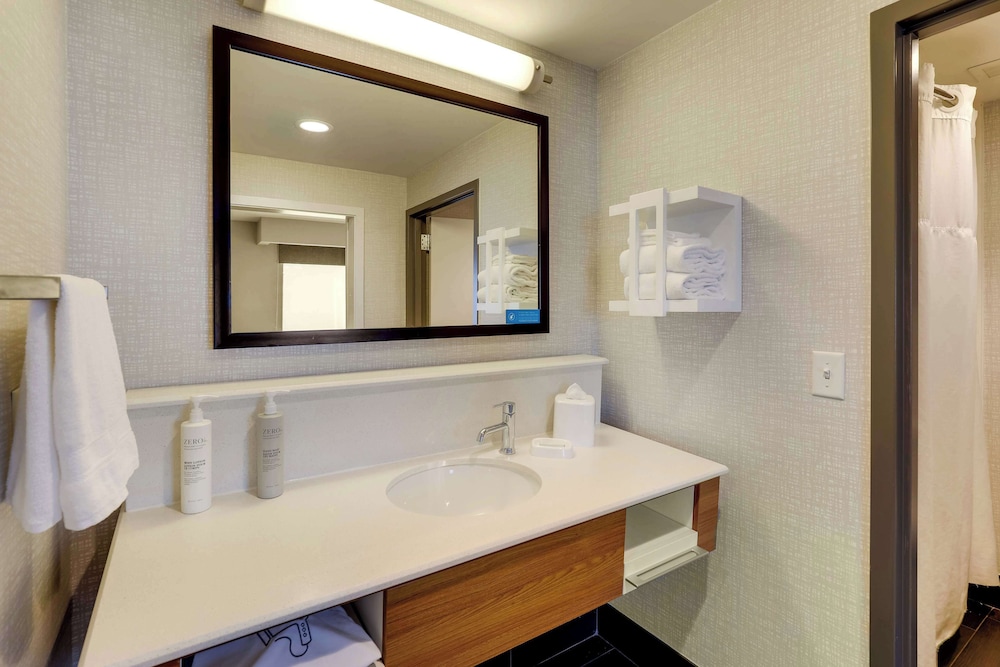 Studio, 1 King Bed, Refrigerator & Microwave (Wet bar) - Photo 6