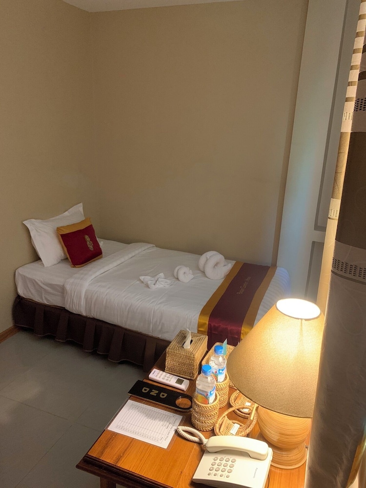 Comfort Shared Dormitory, Pool View