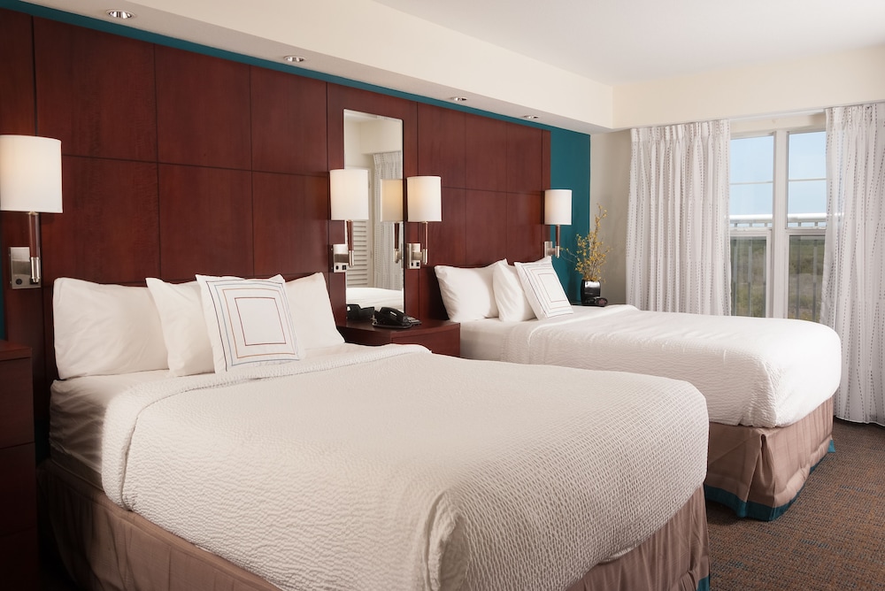 1 Bedroom Suite, 2 Queen, Sofa bed, Balcony - Photo 2
