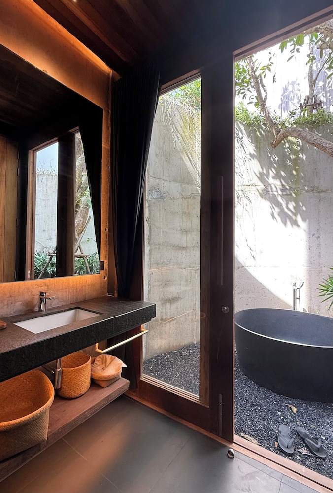 Deluxe King with Bathtub